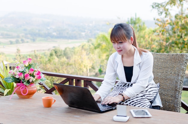 Foto vrouwen gebruiken labtop buiten in de tuin