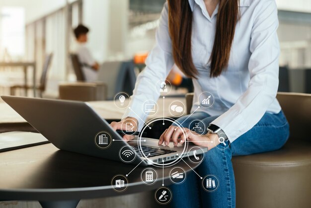 Foto vrouwen gebruiken 's ochtends een laptop wifi-verbinding op het bureau met een kopje koffie