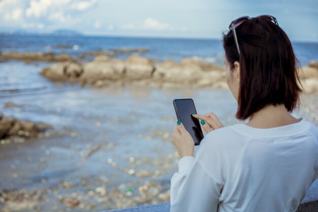 Vrouwen gebruiken smartphone bij de hand buiten.