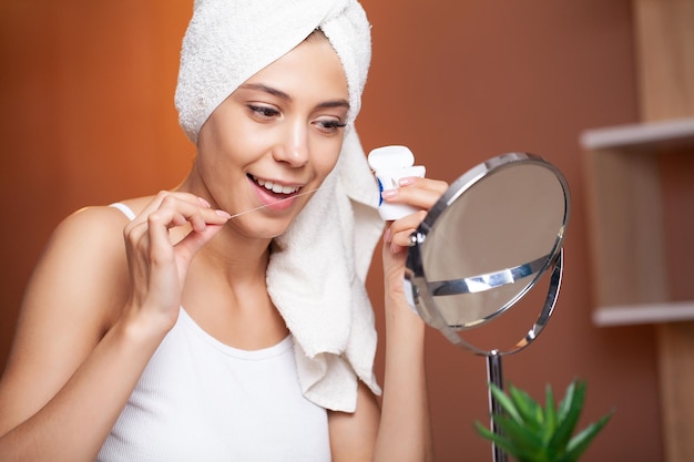 Vrouwen gebruiken tandzijde witte gezonde tanden