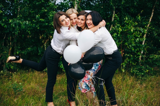 Vrouwen gekleed elegant poseren buitenshuis