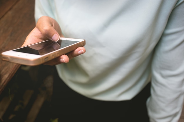 Vrouwen gekleed in het wit met een mobiele telefoon.