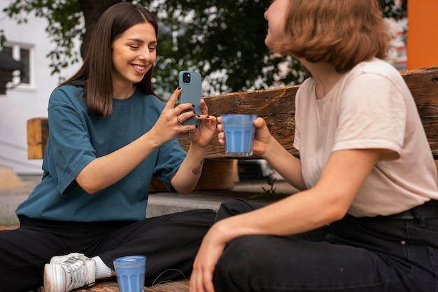 Vrouwen genieten van een blauwe matcha