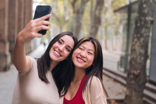 Vrouwen glimlachen en hebben plezier met het maken van een selfie