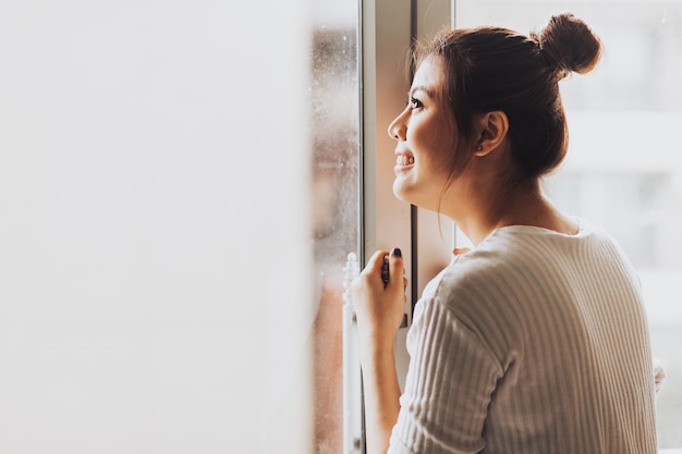 Foto vrouwen glimlachen vrolijk als het weer helder is.