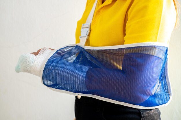 Vrouwen hand gewikkeld in witte verband van ongeluk letsel ongeluk verzekering zachte spleen op vinger kopie ruimte