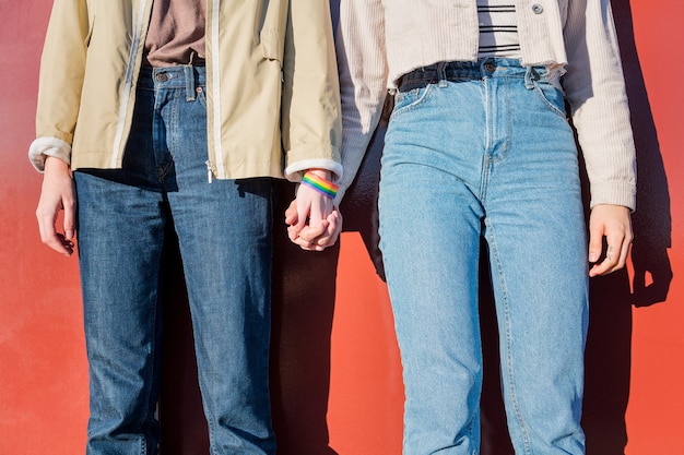 Vrouwen hand in hand met homoseksuele rechten symbool