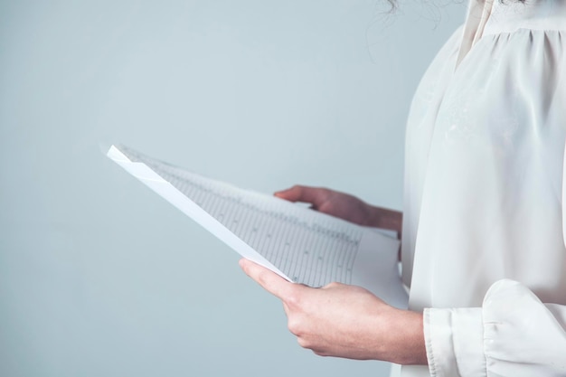 Vrouwen hand met document