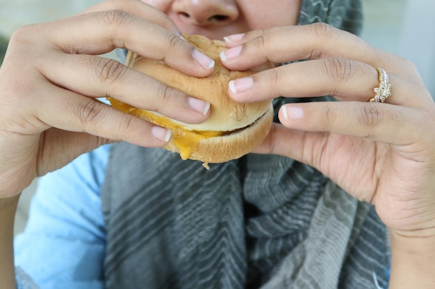 Vrouwen hand met rundvlees hamburger bovenaanzicht