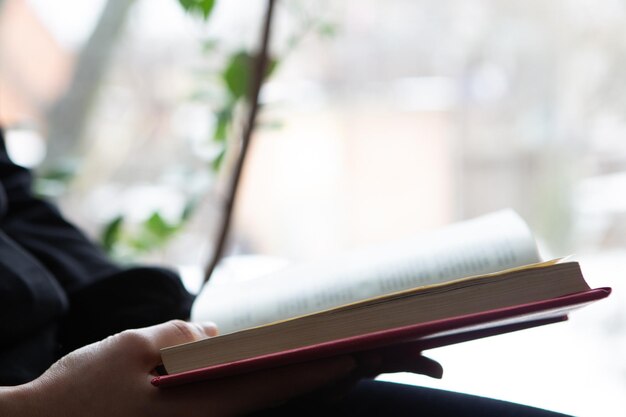 Vrouwen hand open boek voor het lezen van concept achtergrond