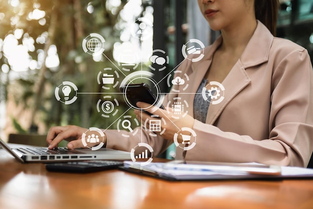 Vrouwen hand werken met slimme telefoon en laptop computertablet met virtueel pictogramdiagram in de ochtend