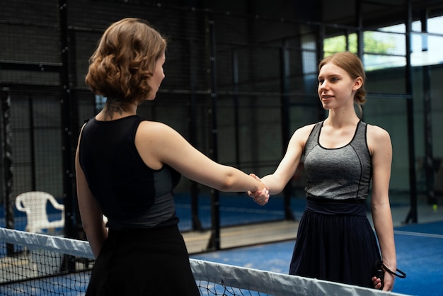 Vrouwen handen schudden zijaanzicht