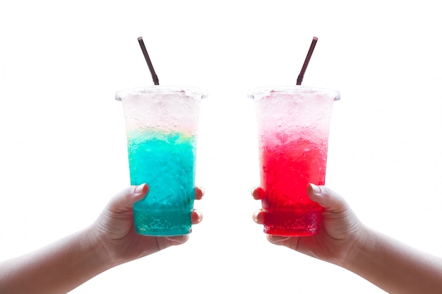 Vrouwen hanteren ijswater Italiaanse soda rood en blauw in plastic beker, geïsoleerd op wit te houden