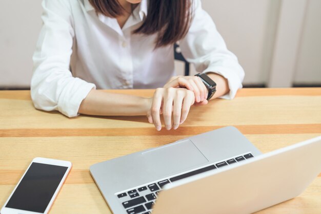 Vrouwen hebben door de computer lange tijd pijn in de pols.