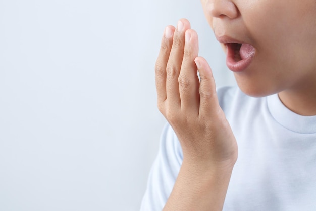 Vrouwen hebben een slechte adem door gezwollen tandvlees