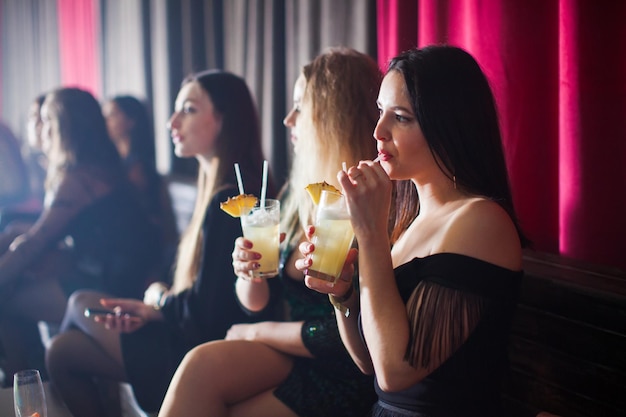 Vrouwen hebben plezier en cocktails drinken met fruit