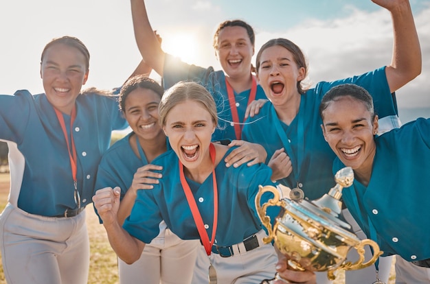 Vrouwen honkbal team portret winnende trofee viering en sport succes kampioen en competitie prestatie Gelukkig meisjes softbal spelers winnaars groep en opgewonden atleten met award prijs