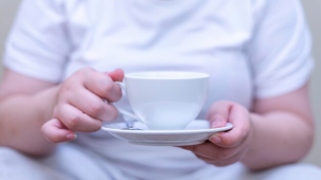 Vrouwen houden een kopje koffie en drinken koffie