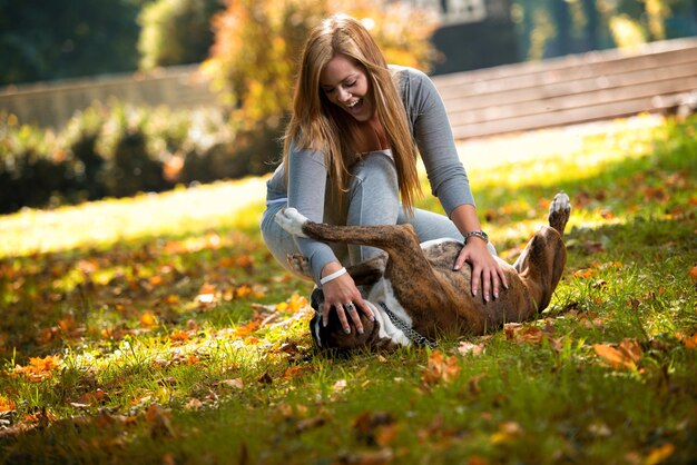 Vrouwen houden hond vast