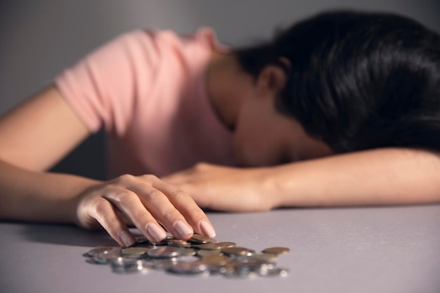 Vrouwen houden munten vast en drukken op rekenmachine