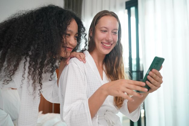 Vrouwen in badjassen ontspannen in de SPA