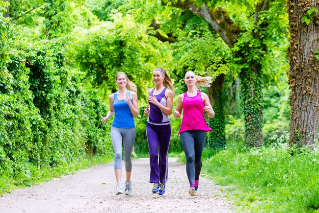 Vrouwen in bos die voor sport lopen