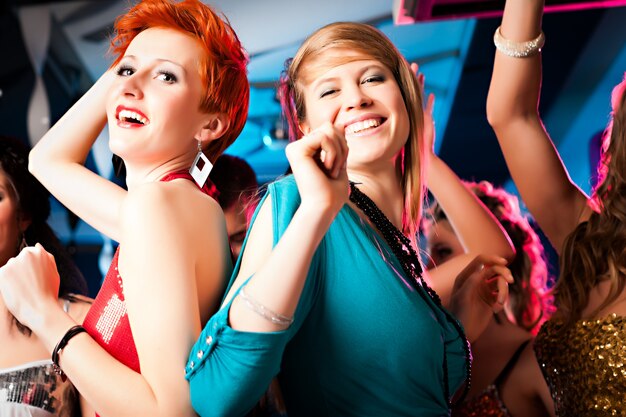 Vrouwen in club- of discodansen