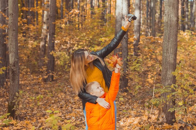 Foto vrouwen in de hele lengte in het bos in de herfst