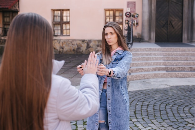 Vrouwen in de stad die tijdens pandemie lopen