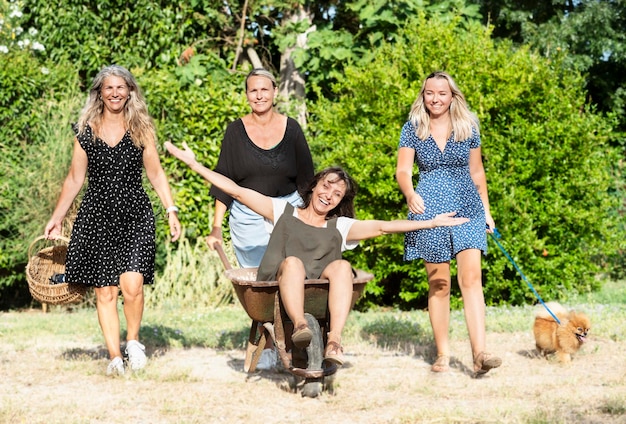 Vrouwen in de tuin