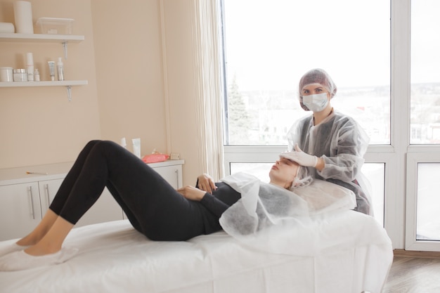 Vrouwen in een cosmetische salon die behandeling doen