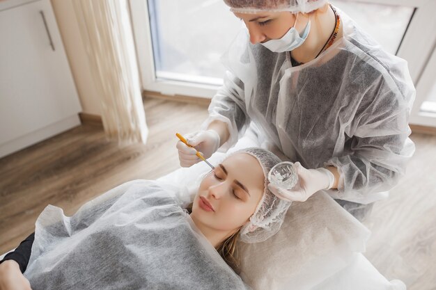 Foto vrouwen in een cosmetische salon die behandeling doen