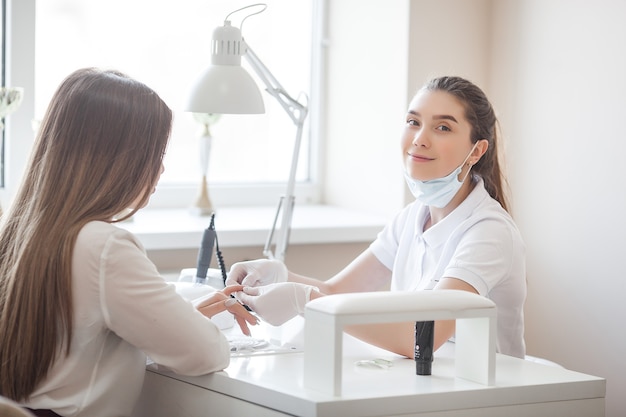 Vrouwen in een cosmetische salon die behandeling doen