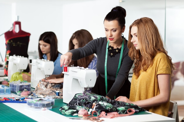 Vrouwen in een naaiatelier