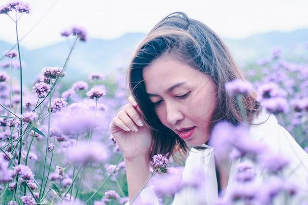 Vrouwen in het Verbena-veld bloeien en zijn mooi in het regenseizoen.