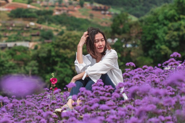 Vrouwen in het Verbena-veld bloeien en zijn mooi in het regenseizoen.