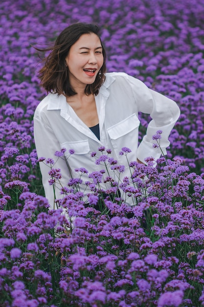 Vrouwen in het Verbena-veld bloeien en zijn mooi in het regenseizoen.