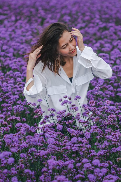 Vrouwen in het Verbena-veld bloeien en zijn mooi in het regenseizoen.