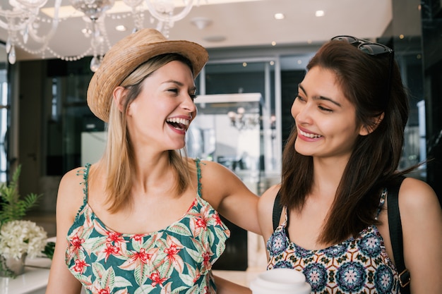 Vrouwen in kleurrijke kleding lachen samen