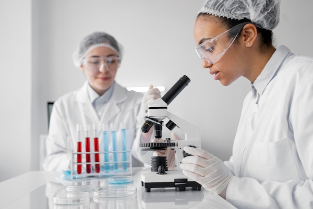 Foto vrouwen in laboratorium die experimenten doen