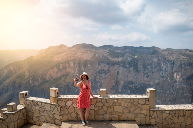 Vrouwen in mexico in de bergen maken selfie