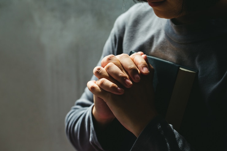 Foto vrouwen in religieuze concepten handen bidden tot god. vrouwen die de bijbel vasthouden moge de zegeningen van god