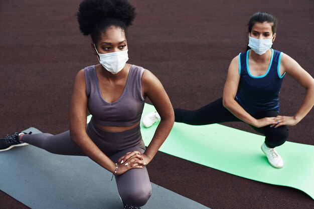 Vrouwen in sportkleding buitenshuis