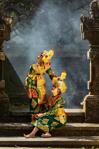 Vrouwen in traditioneel Balinees danskostuum in Bali Indonesië