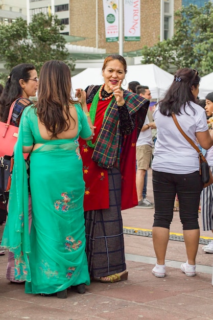 Foto vrouwen in traditionele kleding in de stad