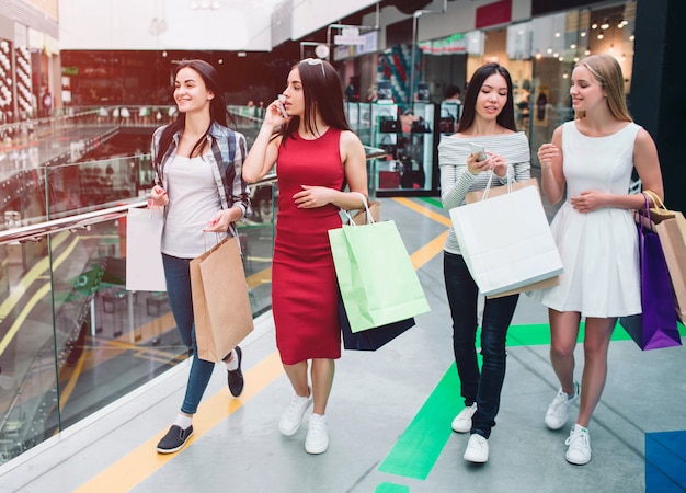 Vrouwen in winkelcentrum praten aan de telefoon