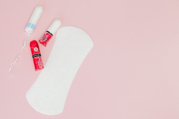 Vrouwen intieme hygiëneproducten maandverband en tampons op roze