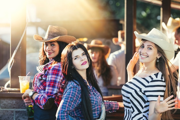 Vrouwen jonge mooie sensuele plezier op een feestje met drankjes samen in cowboystijl