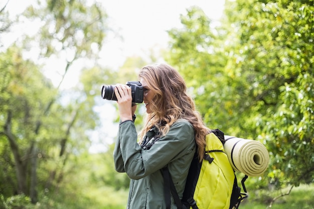 Vrouwen klikkende foto met camera