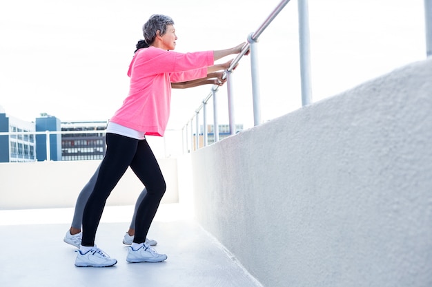 Vrouwen leunend op reling tijdens het trainen